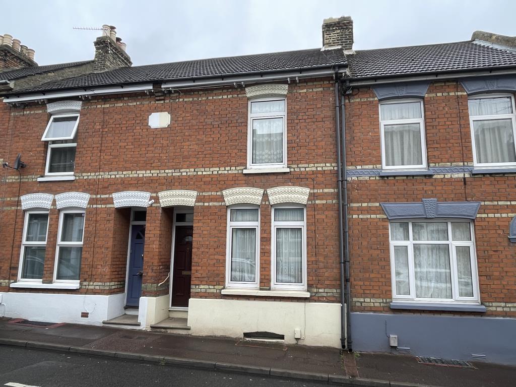 Lot: 1 - HOUSE FOR REFURBISHMENT AND REPAIR - front view of house for improvement